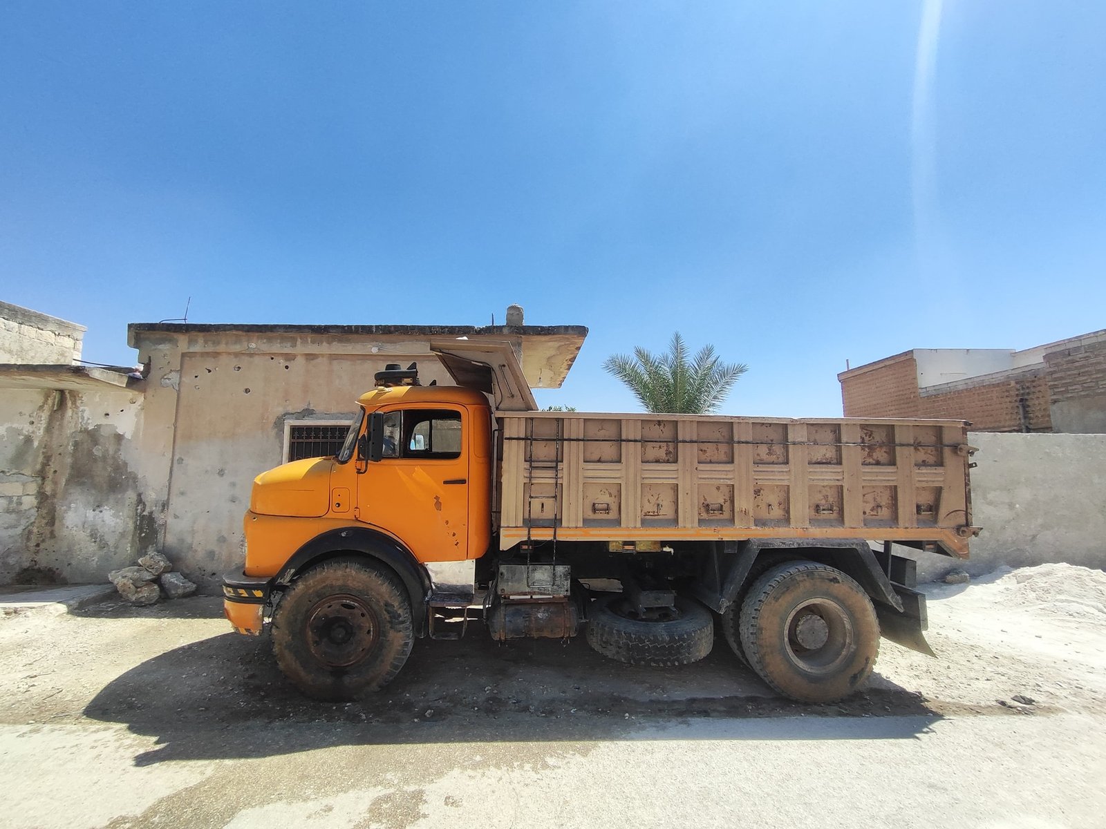 سيارات سورية للبيع في حلب, سيارة فنصا, قلاب مرسيدس شنجمان فولفو, للبيع في حلب