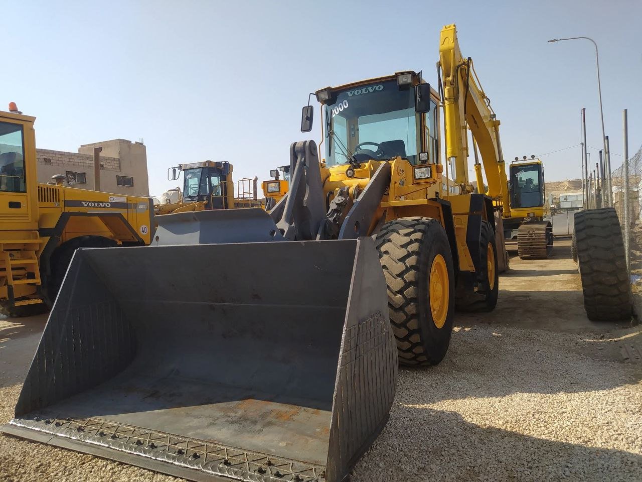 Buy and sell wheel loaders in Egypt, available VOLVO L90D loader, model 2000, imported from USA, available in Giza