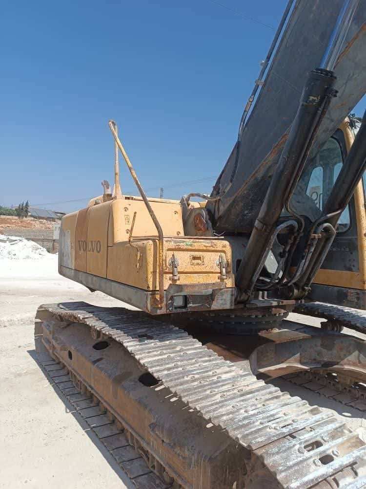 Backhoe Excavator volvo model 2014, located in Suez, where to buy a used excavator in Egypt