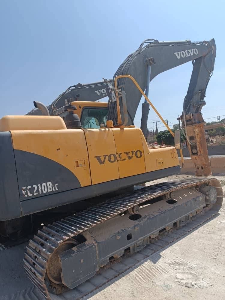 Backhoe Excavator volvo model 2014, located in Suez, where to buy a used excavator in Egypt