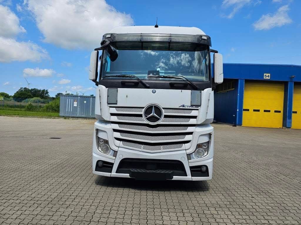 Actros 1843 Truck car head truck, 2016 model, European import, customs cleared, excellent condition, located in Alexandria, truck and trailer market in Egypt