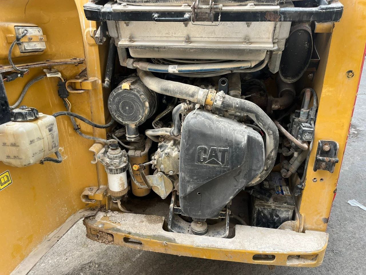 Caterpillar 226 excavator for sale, 2014 model, newly imported, located in Suez