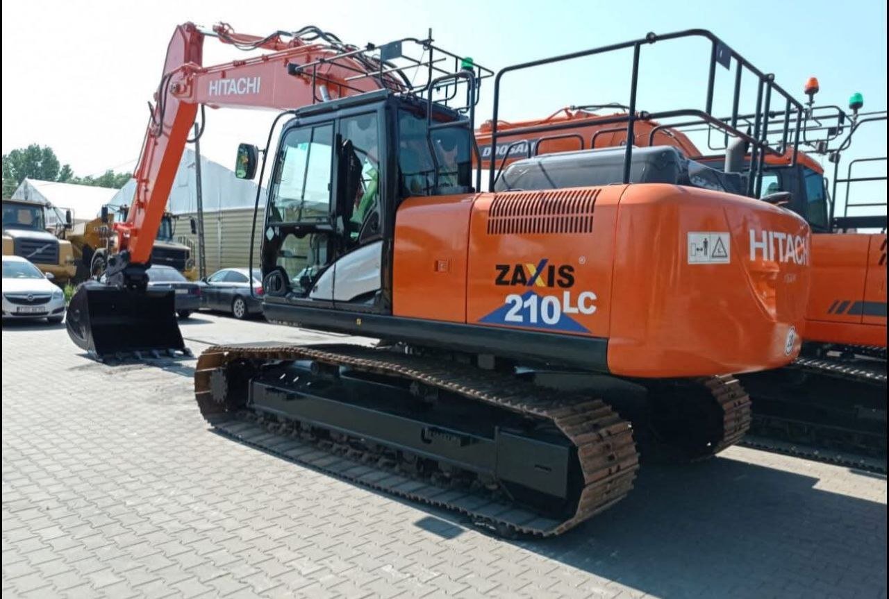 Hitachi 210 excavator in good condition, 2018 model, located in Cairo, largest excavator market in Egypt