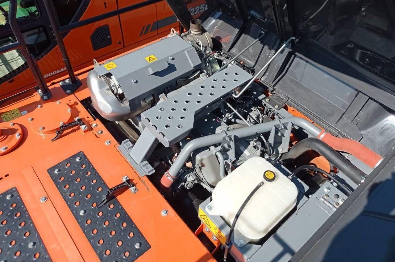 Hitachi 210 excavator in good condition, 2018 model, located in Cairo, largest excavator market in Egypt