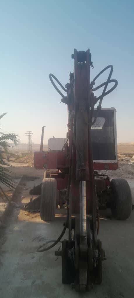 Poclain excavator 1990 model in excellent condition, ready to work, located in Mansoura, largest heavy equipment market in Egypt