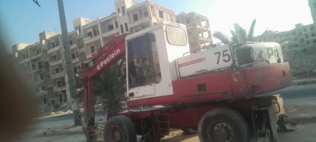 Poclain excavator 1990 model in excellent condition, ready to work, located in Mansoura, largest heavy equipment market in Egypt