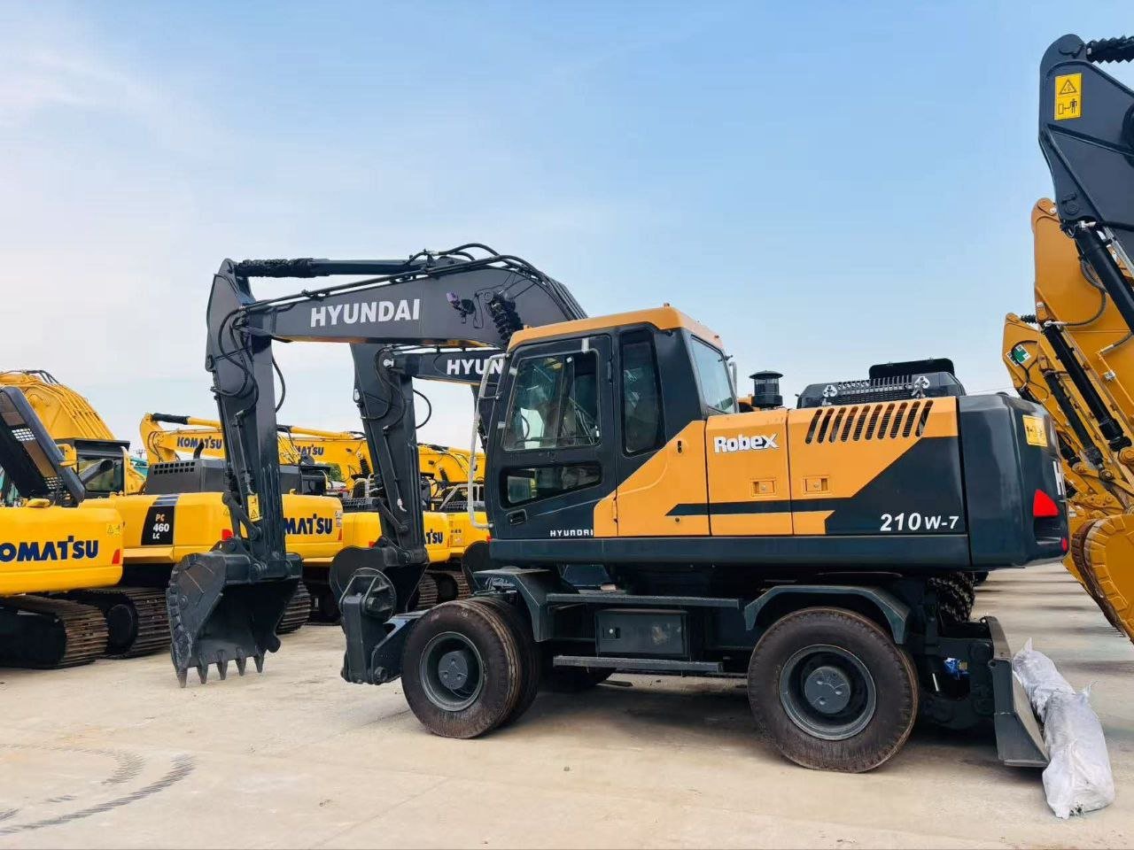 Hyundai 210W-7 excavator, 2010 model – excellent condition, located in Cairo, buy heavy machinery directly from the owner