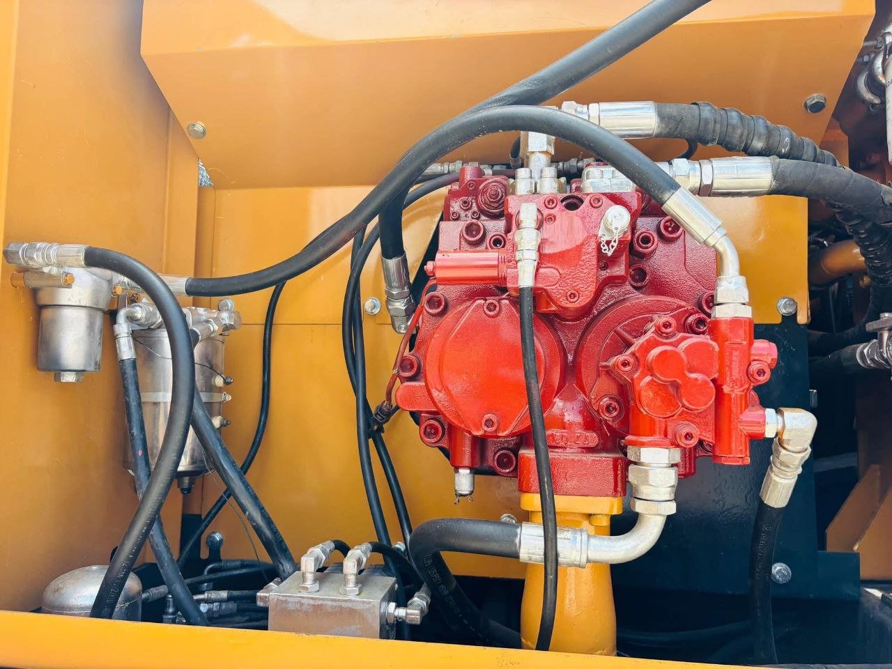 Hyundai 210W-7 excavator, 2010 model – excellent condition, located in Cairo, buy heavy machinery directly from the owner