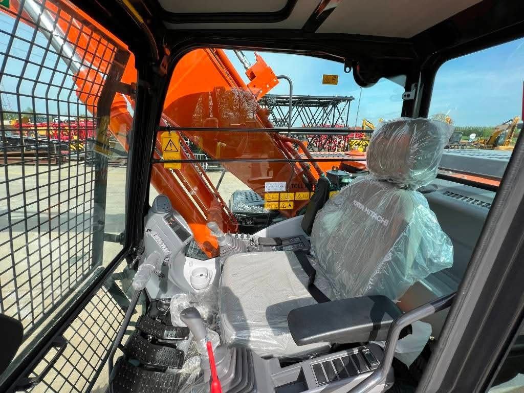 Hitachi 220 Excavator Zero Hours European Import First-Class 2023 Model in Excellent Condition, Located in Suez