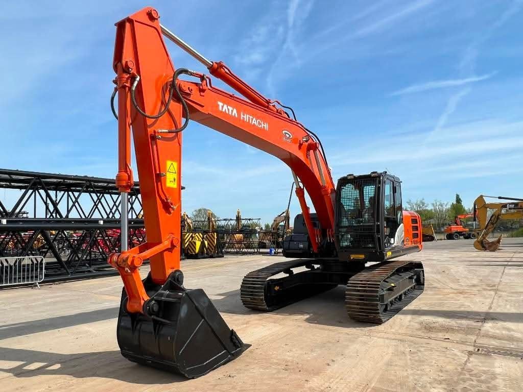Hitachi 220 Excavator Zero Hours European Import First-Class 2023 Model in Excellent Condition, Located in Suez