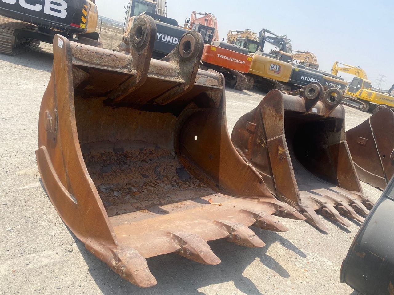 منصة ومعرض المعدات المصرية في دبي ومعارضنا في الخليج العربي لبيع سطول وبكت الحفار والتركس, تواصلوا معنا