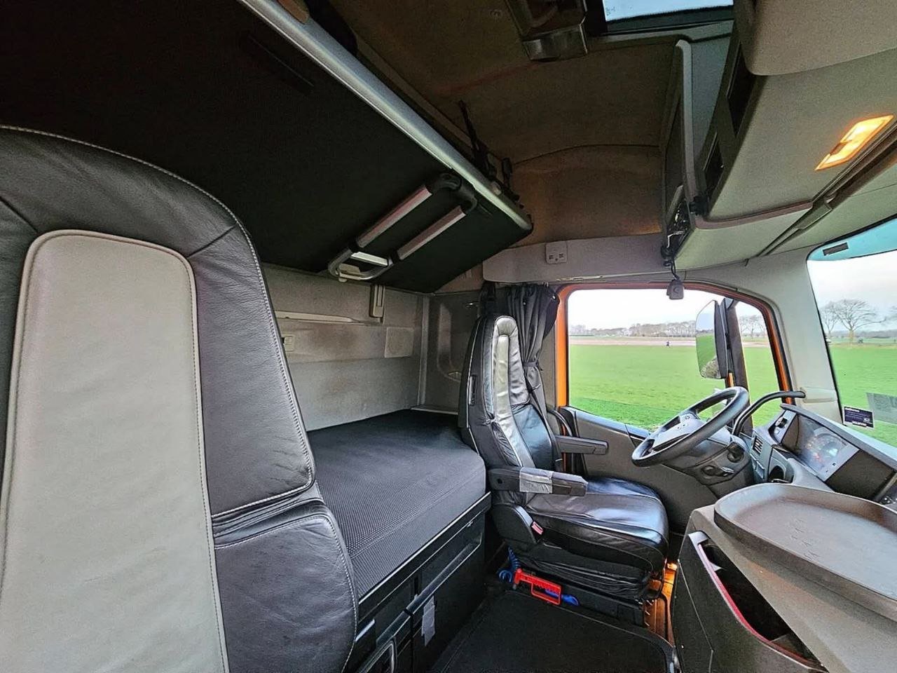 رأس سيارة شاحنة Volvo 420 مديل 2015 وارد أوروبي مجمرك للبيع في الاسماعيليه, بيع وشراء المعدات الثقيلة مصر