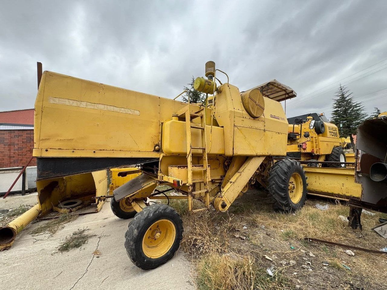 Buy and Sell Harvesters in Egypt, New Holland 80 Harvester Model 1530 European Import, Customs Cleared, Located in Damietta