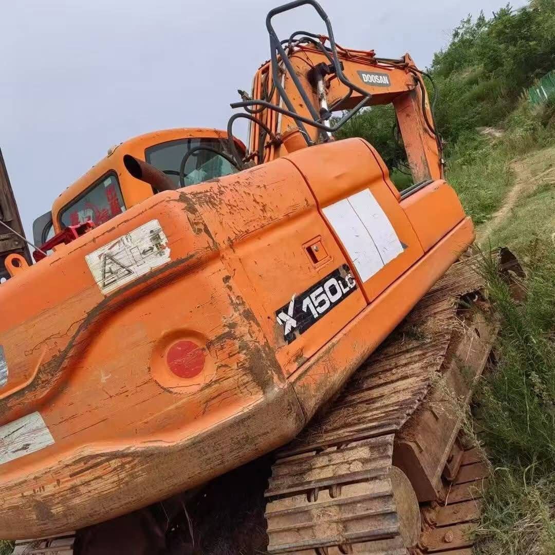 Doosan Excavator for Sale in Cairo, 1999 Doosan 150 Excavator, Located in Cairo, Heavy Equipment Prices