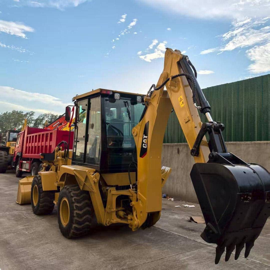Caterpillar Backhoe Loader for Sale in Cairo, Caterpillar 420F Modern Model in Excellent Condition, Located in Cairo