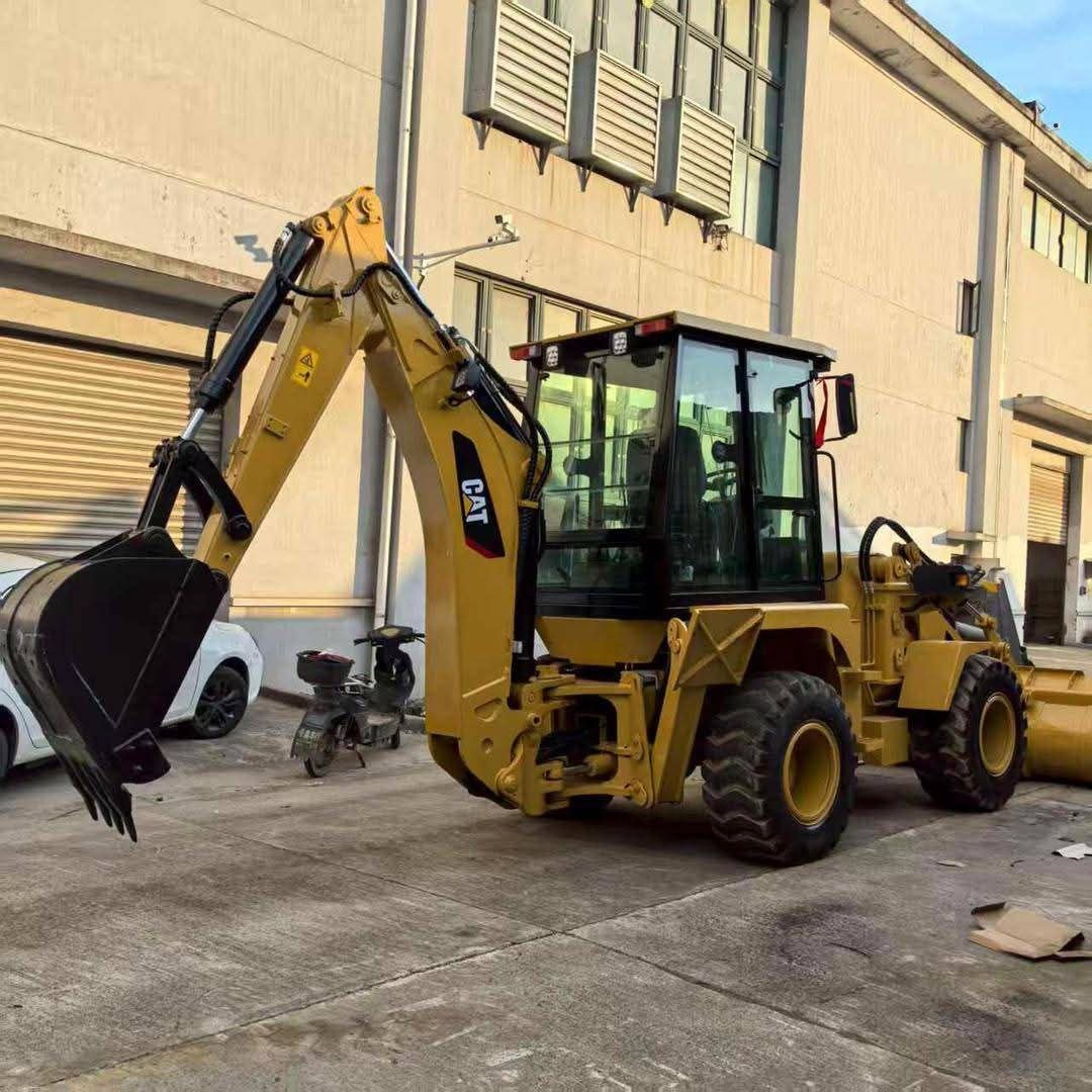 Caterpillar Backhoe Loader for Sale in Cairo, Caterpillar 420F Modern Model in Excellent Condition, Located in Cairo
