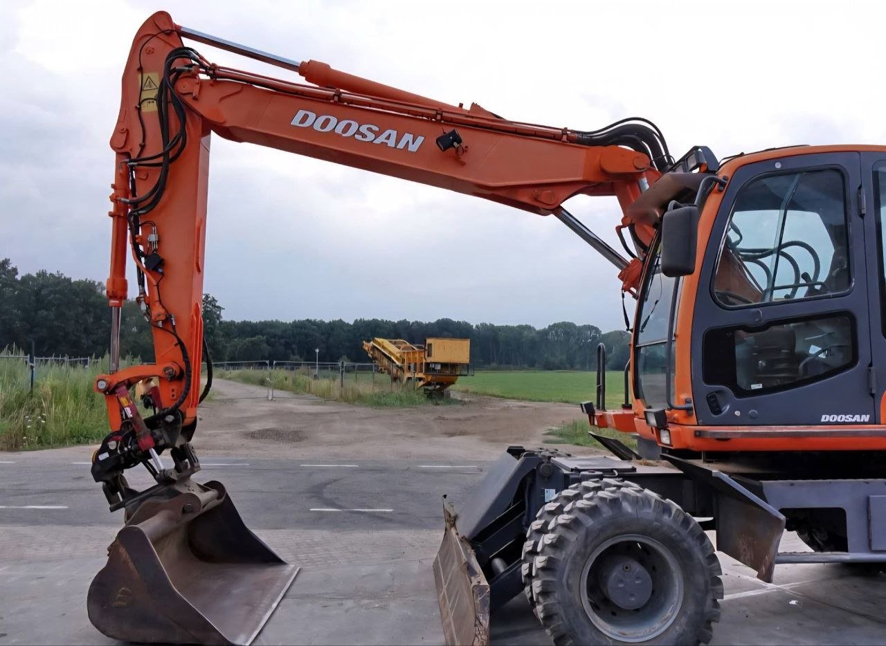 Doosan Excavator for Sale in Cairo, Doosan DX140W Wheel Excavator 2015 European Imported and Cleared, Located in Cairo