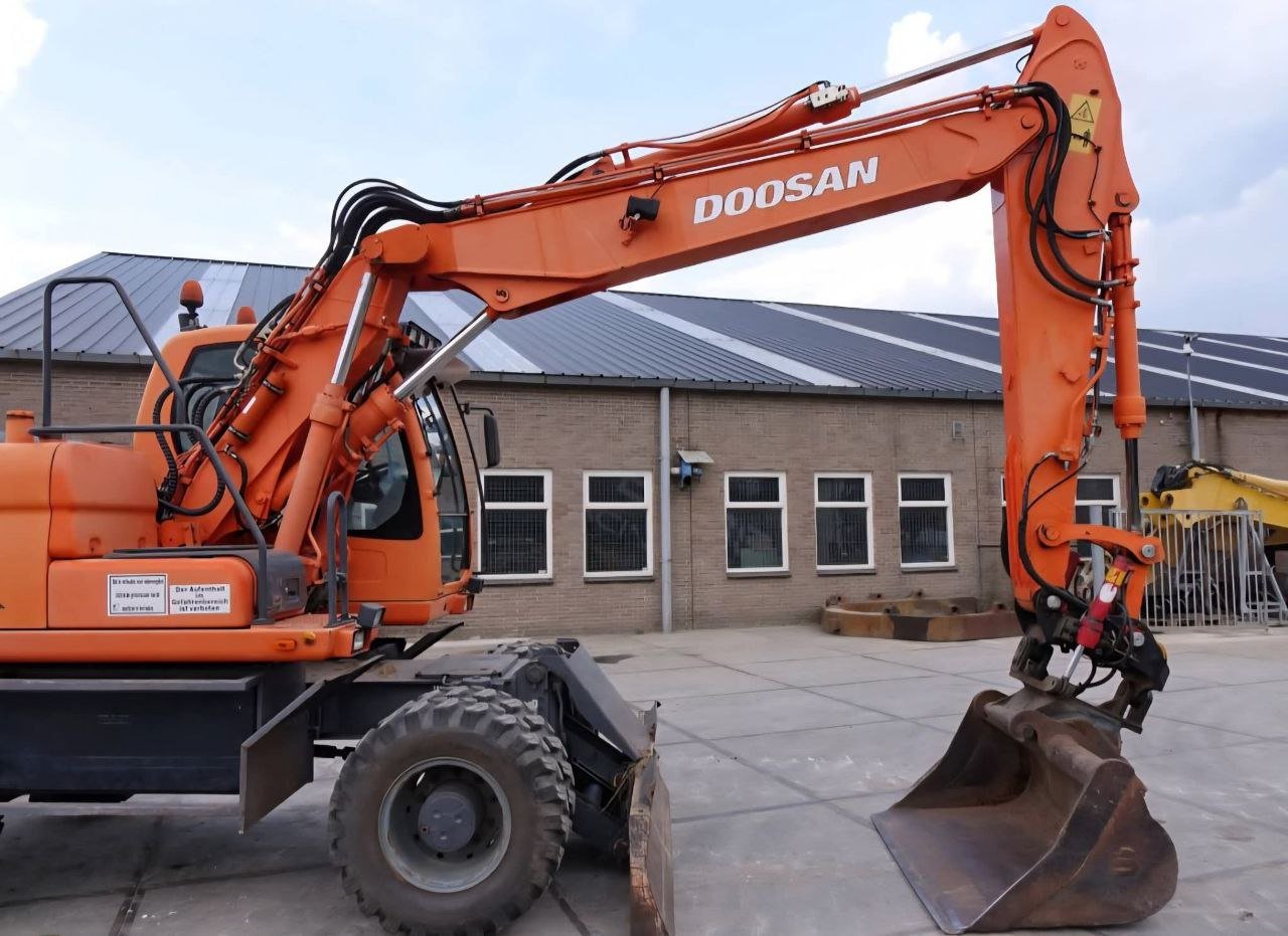 Doosan Excavator for Sale in Cairo, Doosan DX140W Wheel Excavator 2015 European Imported and Cleared, Located in Cairo