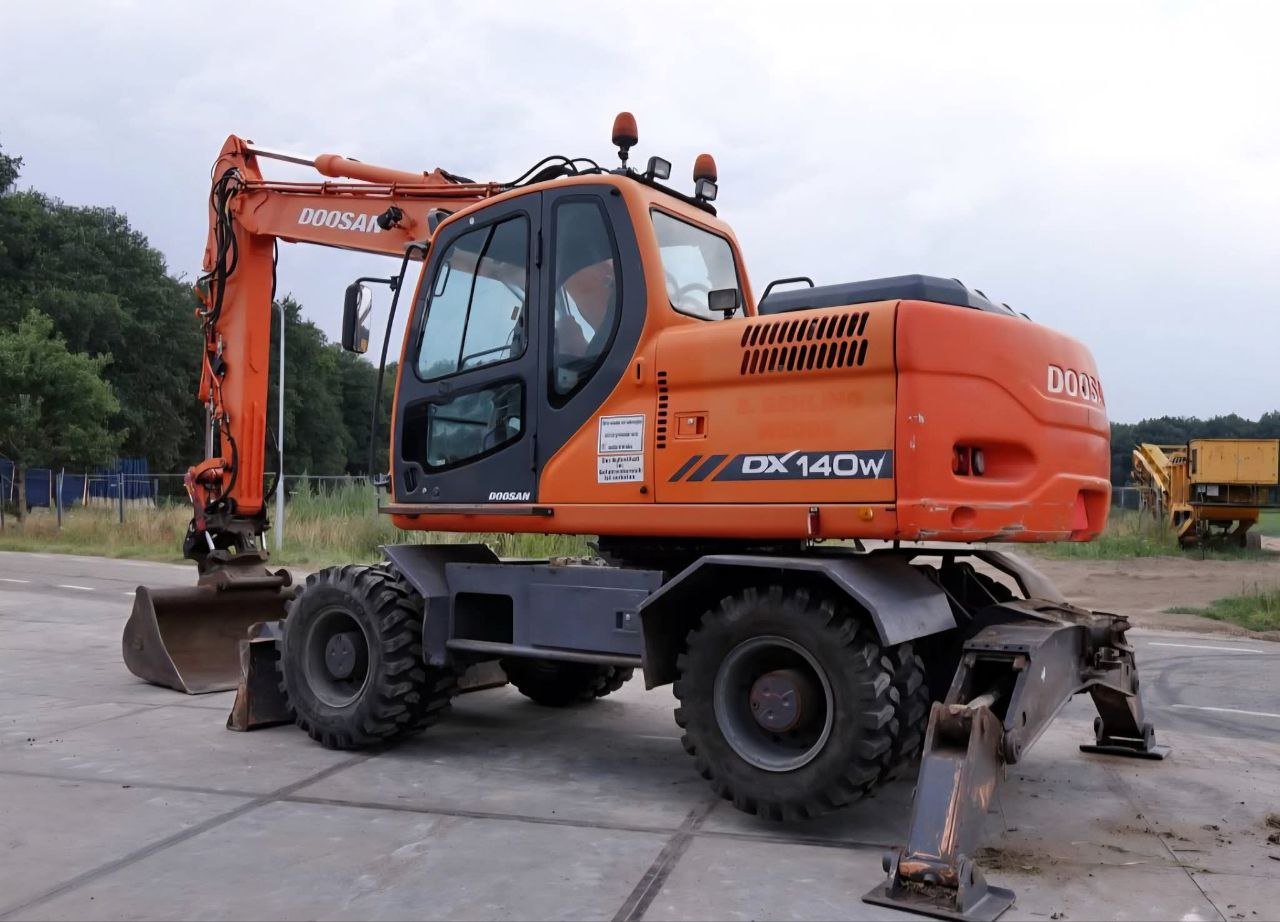 Doosan Excavator for Sale in Cairo, Doosan DX140W Wheel Excavator 2015 European Imported and Cleared, Located in Cairo