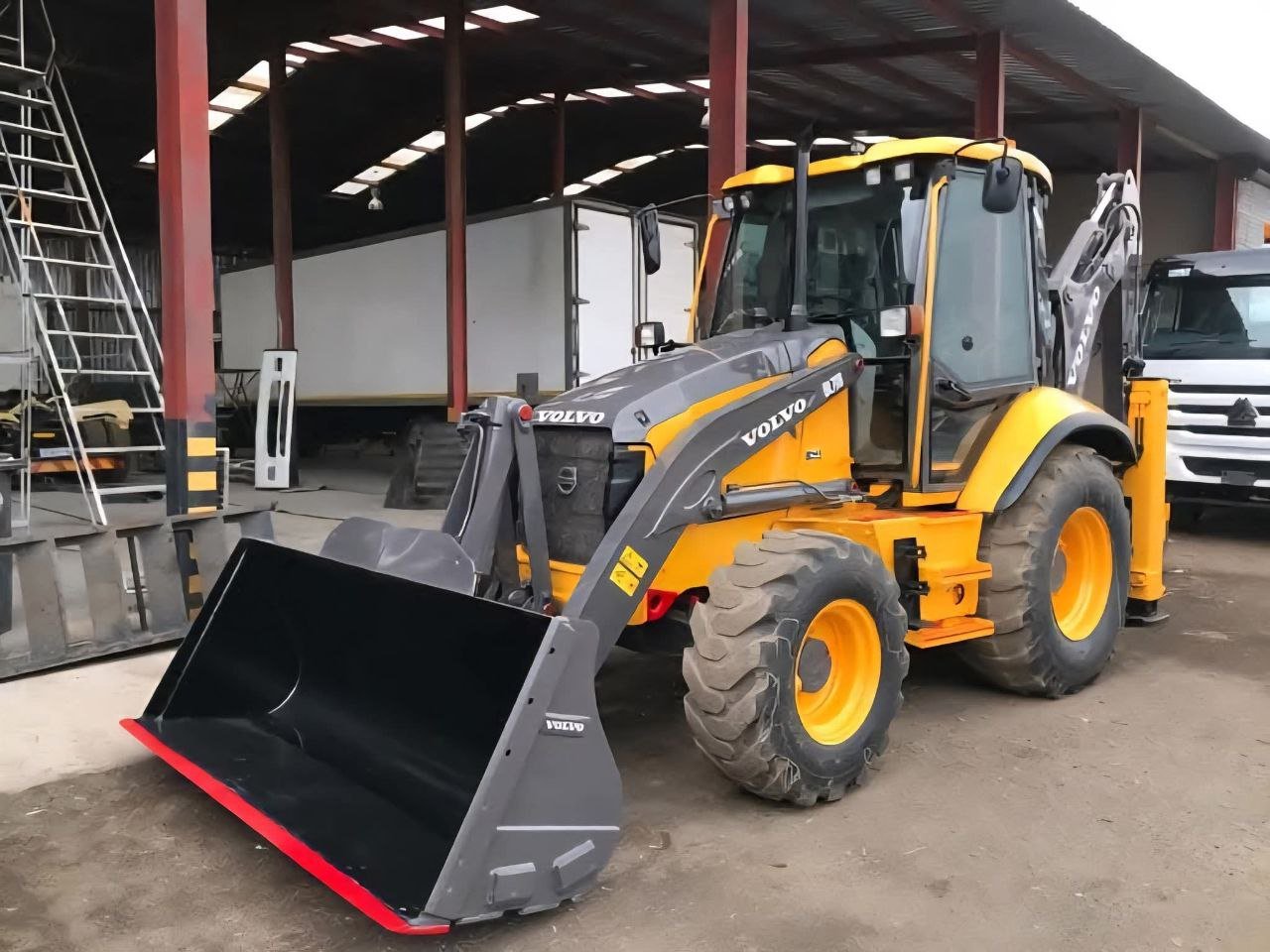 Volvo Loader + Backhoe for Sale in Aswan, Volvo BL71 2017 Model Located in Aswan