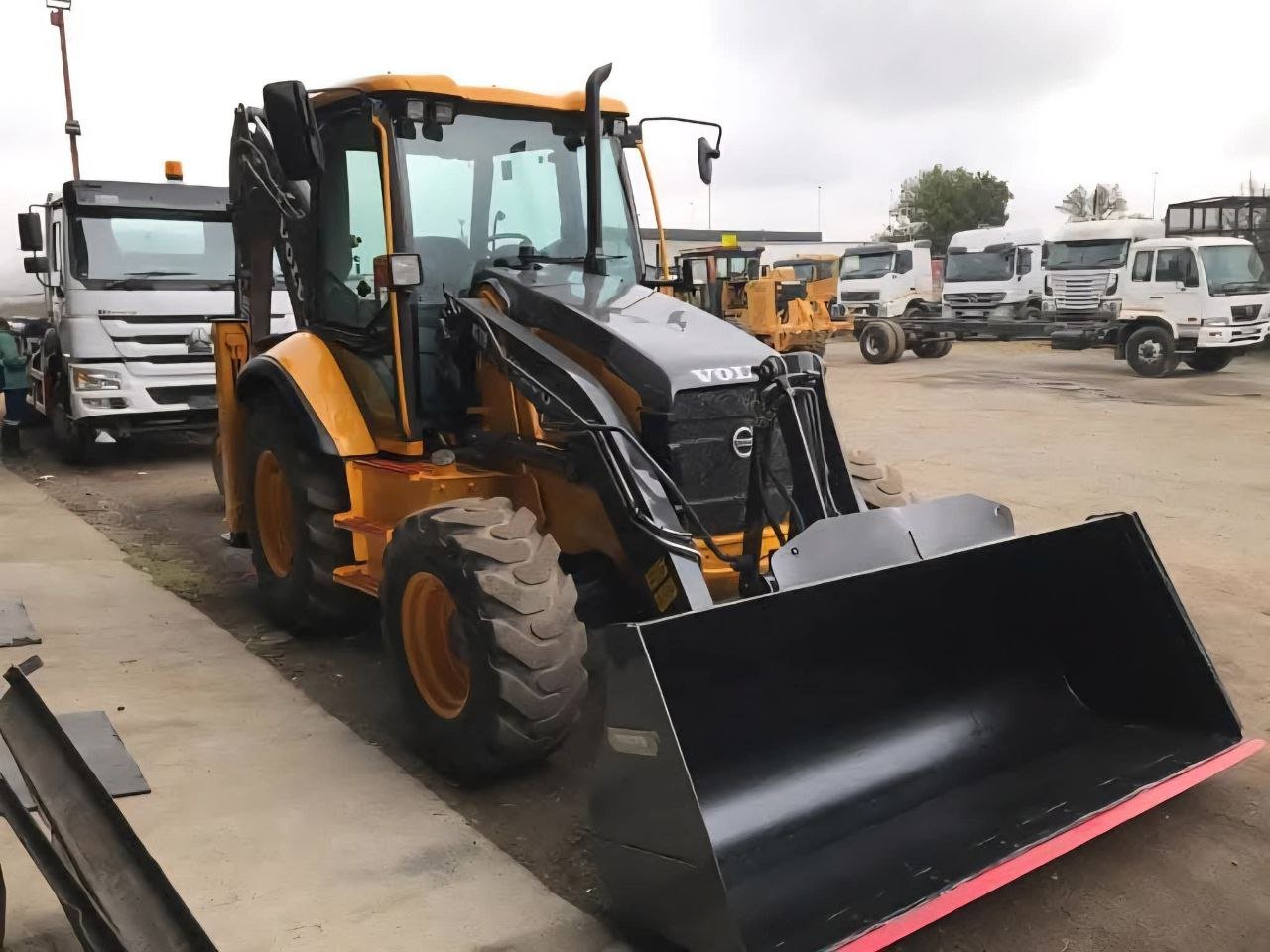 Volvo Loader + Backhoe for Sale in Aswan, Volvo BL71 2017 Model Located in Aswan