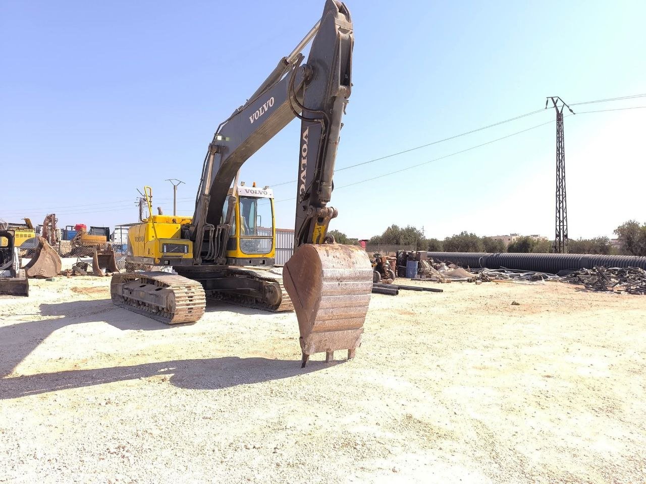للبيع حفار فولفو في القاهرة, باكر فولفو 210 موديل 2014 تواجد القاهرة, سوق الحفارات في مصر