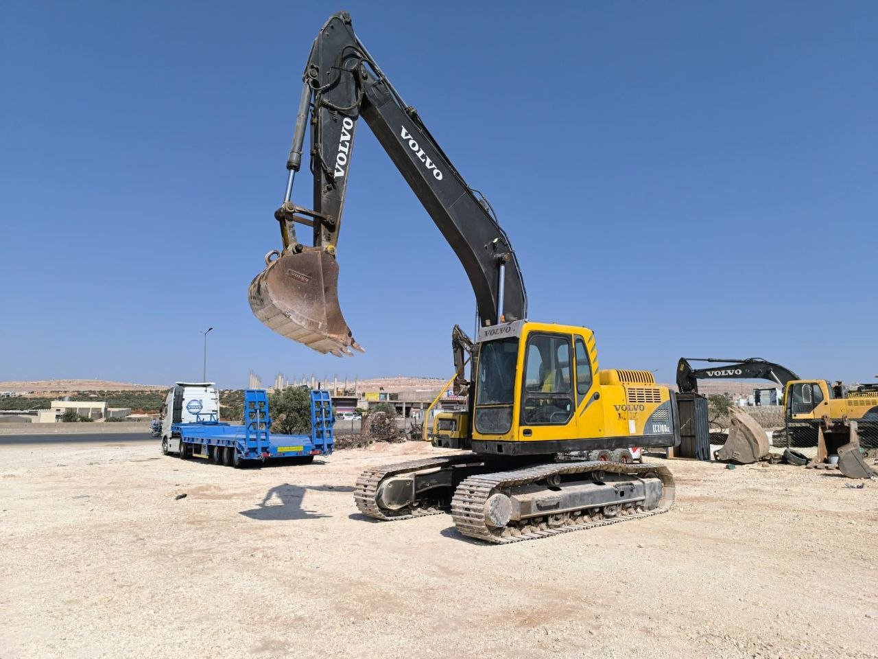 للبيع حفار فولفو في القاهرة, باكر فولفو 210 موديل 2014 تواجد القاهرة, سوق الحفارات في مصر
