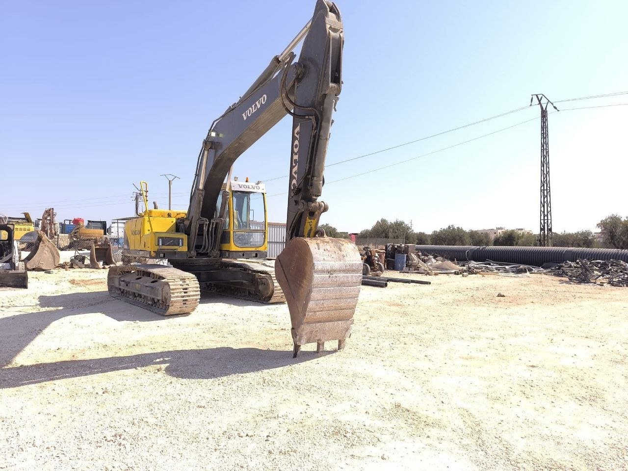 للبيع حفار فولفو في القاهرة, باكر فولفو 210 موديل 2014 تواجد القاهرة, سوق الحفارات في مصر