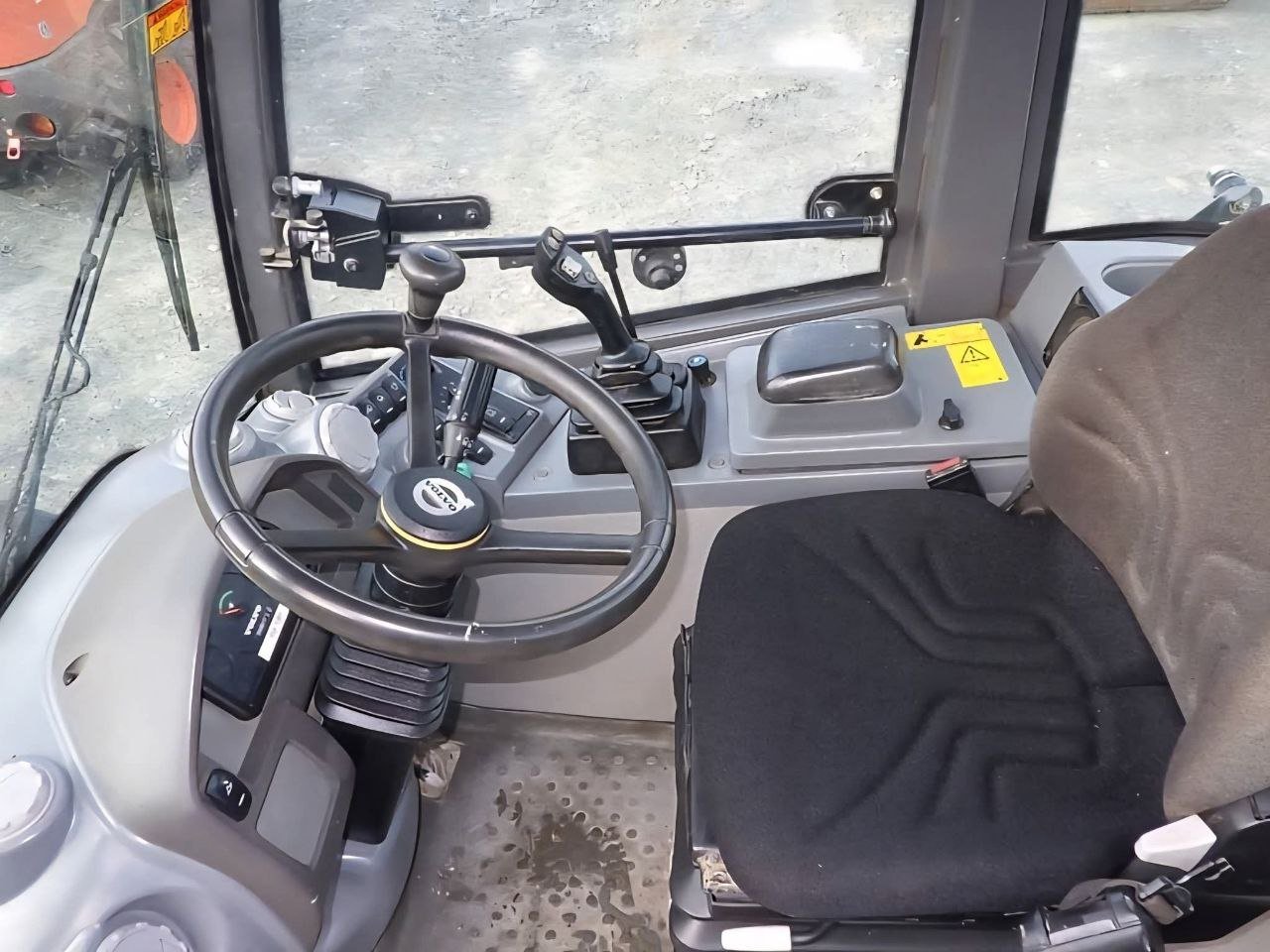 Volvo Loader for Sale in Suez, 2016 Volvo L25, Located in Suez, Best Deals on Heavy Loaders and Equipment