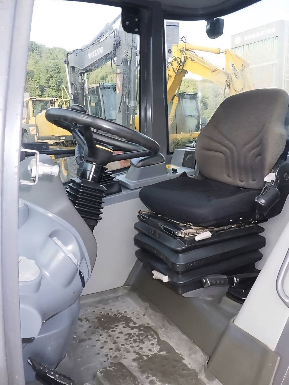 Volvo Loader for Sale in Suez, 2016 Volvo L25, Located in Suez, Best Deals on Heavy Loaders and Equipment