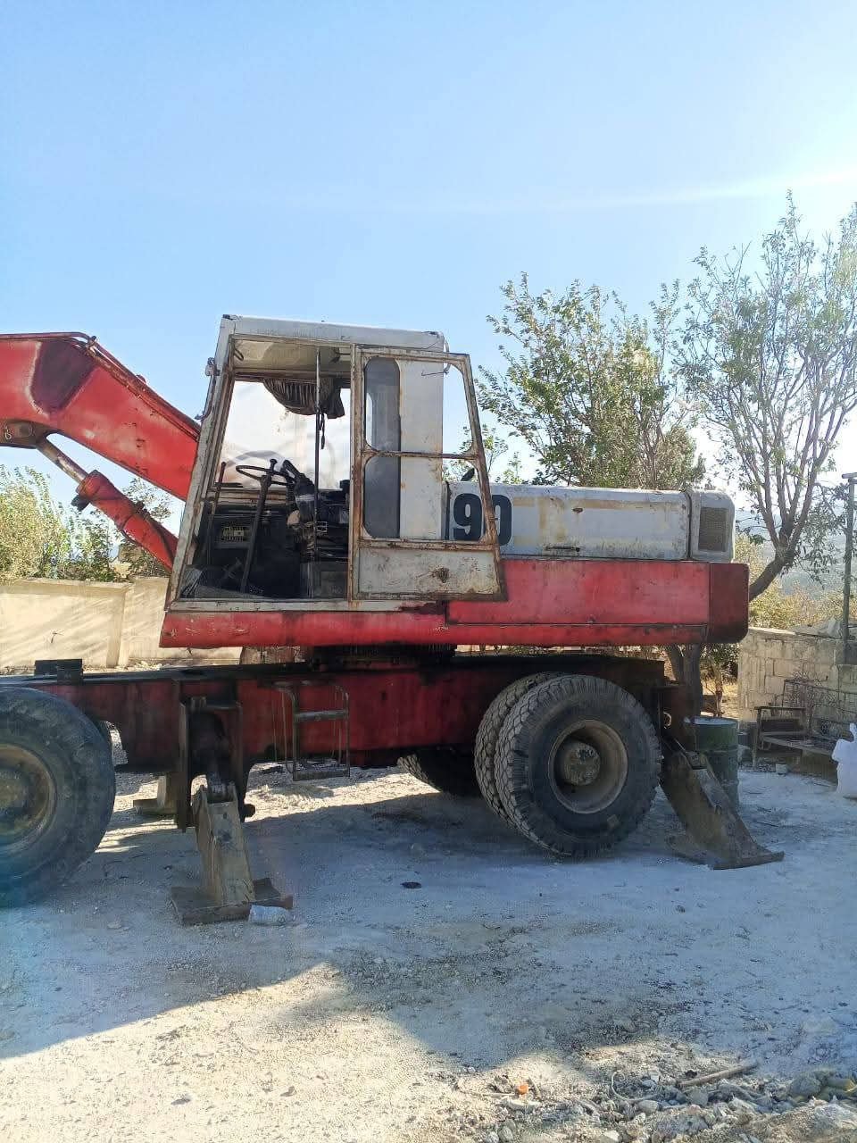 Poclain Excavator for Sale in Aswan, Poclain 90 Model 2002, Located in Aswan, Heavy Equipment Market in Egypt