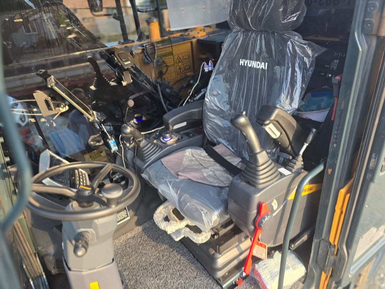 Hyundai Excavator for Sale in Aswan, 2023 Hyundai HW210A Almost New, Located in Aswan, Best Deals on Modern Excavators and Heavy Equipment