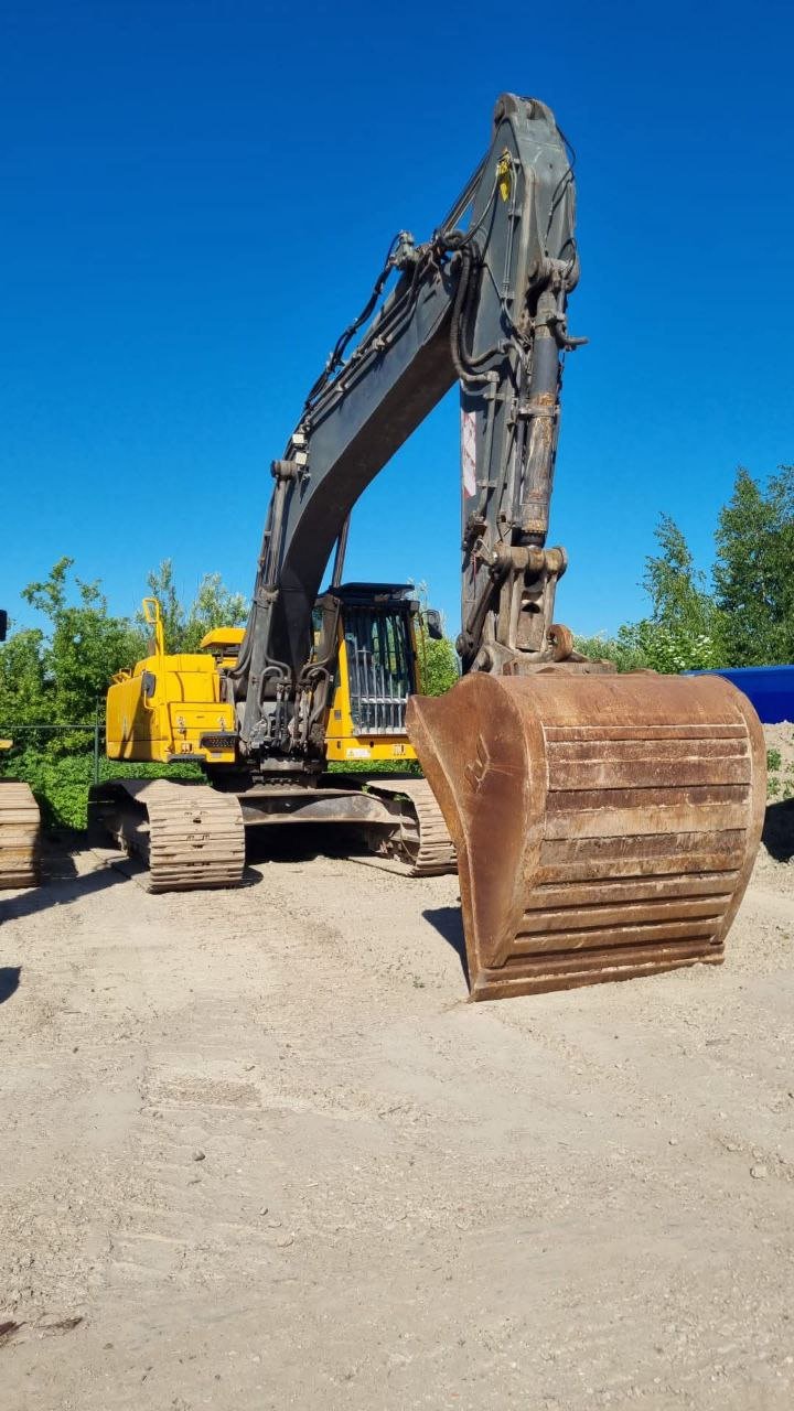 Volvo Excavator for Sale in Cairo, 2017 Volvo 360 Excavator in Excellent Condition, Located in Cairo, Best Deals on Excavators and Heavy Equipment