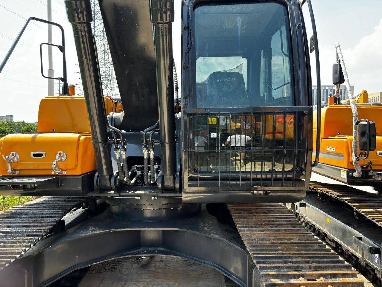 Hyundai Excavator for Sale in Egypt, 2022 Hyundai Excavator, Almost New, Located in Cairo, Best Heavy Equipment Deals