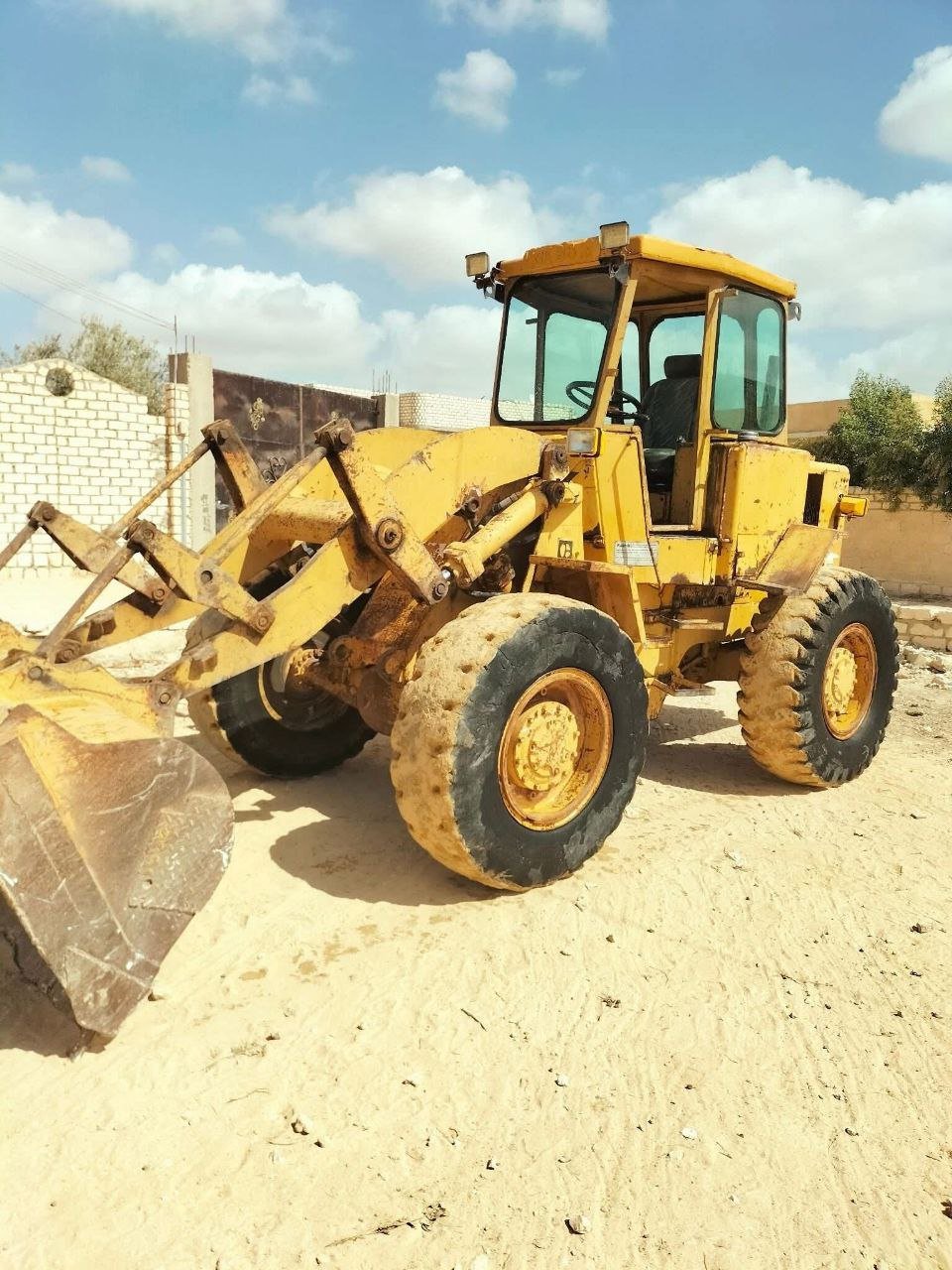 Caterpillar loader for sale in Egypt, Caterpillar 920 model 1990 located in Cairo, the best site for selling heavy equipment in Egypt.