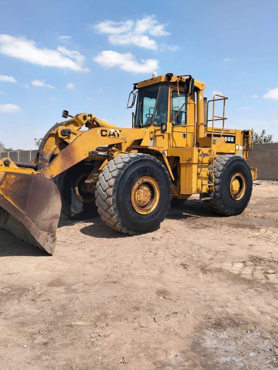 Caterpillar loader for sale in Egypt, Caterpillar 966E model 1990 located in Giza, the best site for selling heavy equipment in Egypt.