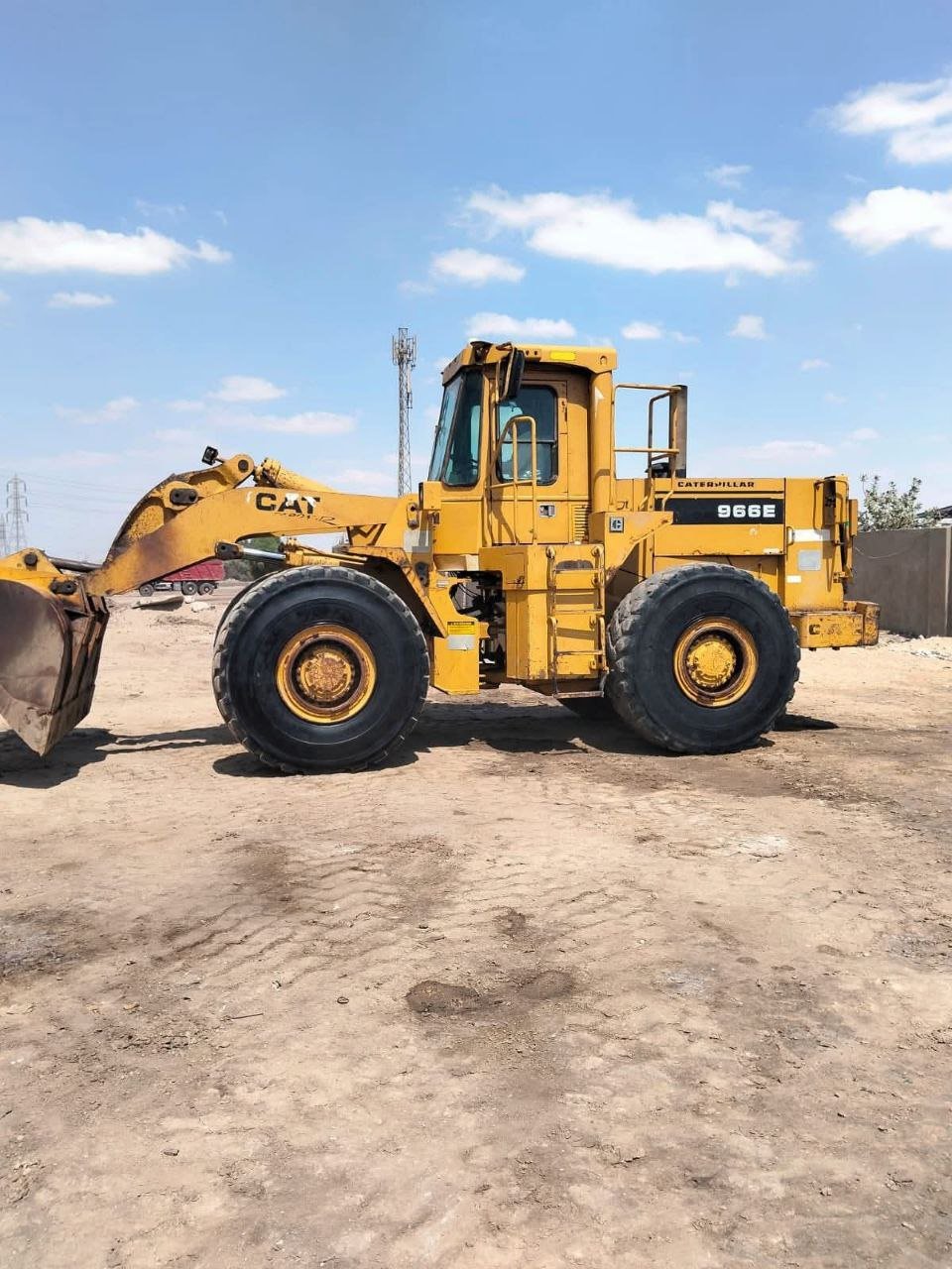 Caterpillar loader for sale in Egypt, Caterpillar 966E model 1990 located in Giza, the best site for selling heavy equipment in Egypt.