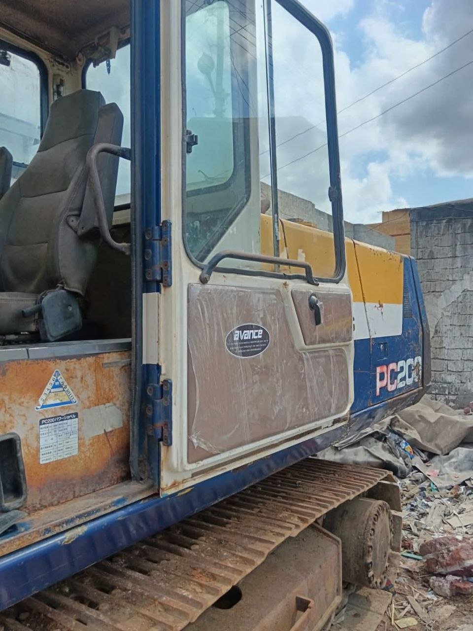 حفار كوماتسو  للبيع في مصر، كوماتسو PC200 موديل 2011 تواجد الجيزة، افضل موقع لبيع المعدات الثقيلة في مصر