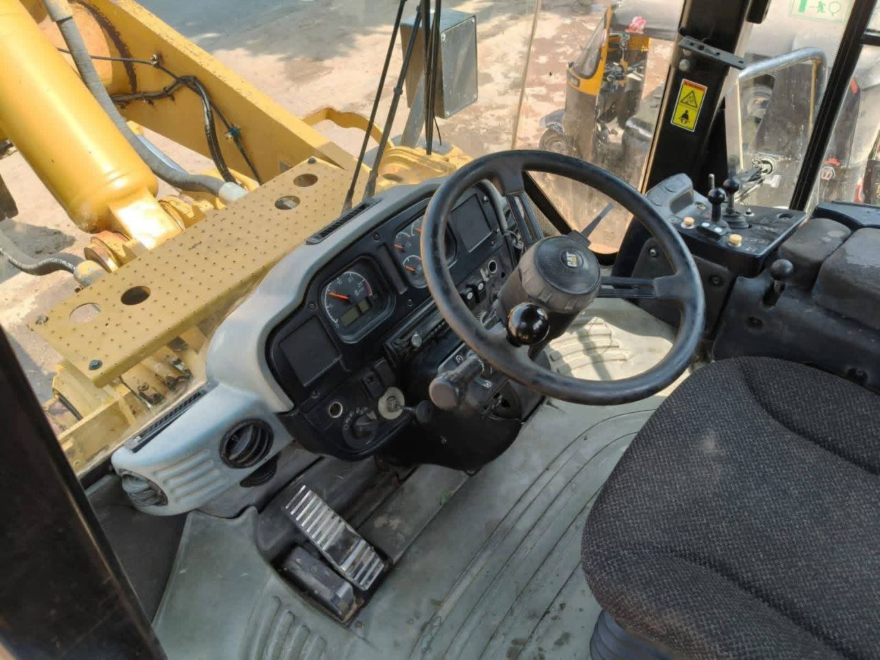 Caterpillar loader for sale in Egypt, Caterpillar 972H model 1999 located in Giza, the best site for selling heavy equipment in Egypt.