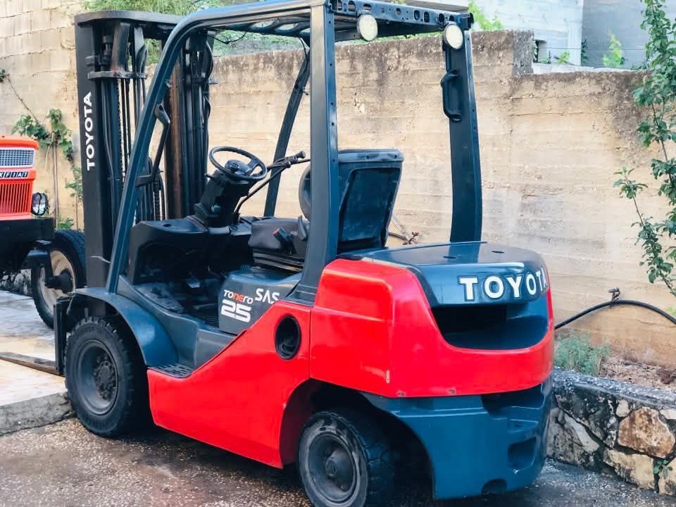 Clark Toyota for sale in Egypt, Toyota 25 model 2006 located in Cairo, the best site for selling heavy equipment in Egypt.