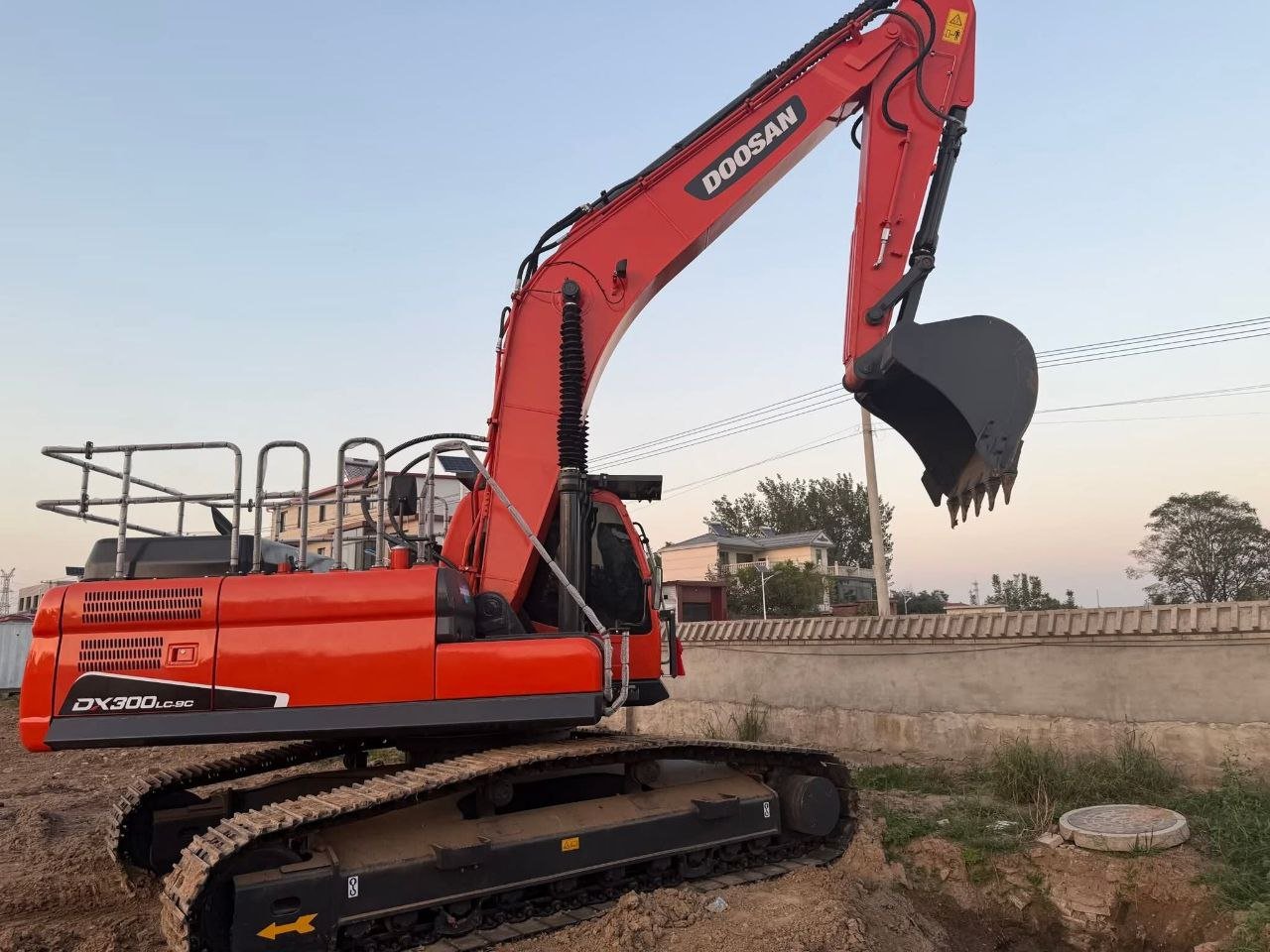 Doosan loader for sale in Egypt, Doosan dx300 model 2017 located in Alexandria, the best site for selling heavy equipment in Egypt.