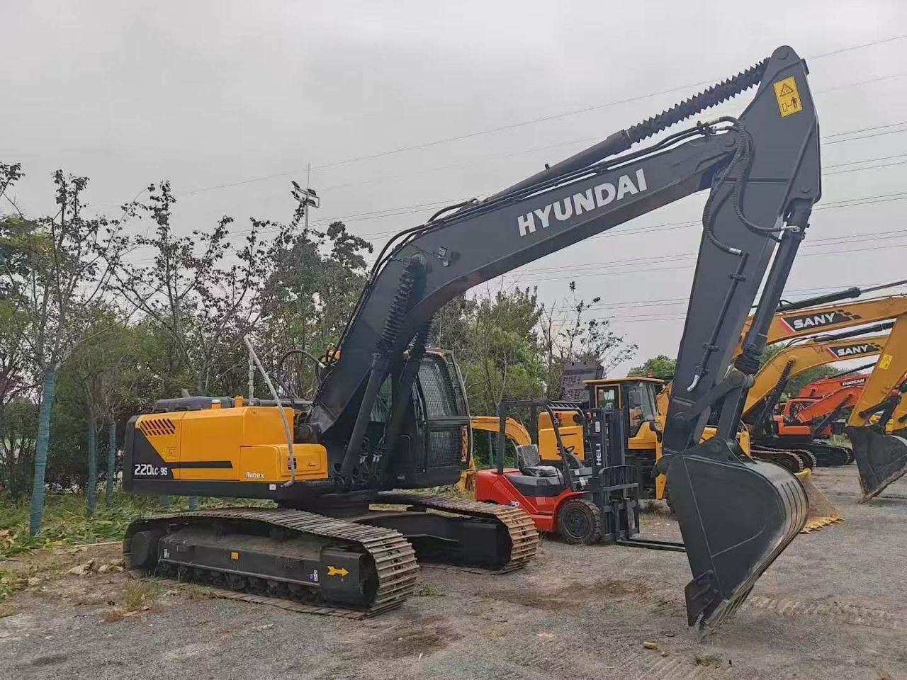 حفار هيونداي للبيع في مصر، هيونداي 220LC-9S موديل 2016 تواجد اسكندرية، افضل موقع لبيع المعدات الثقيلة في مصر