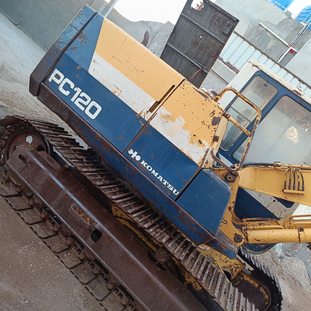 حفار كوماتسو للبيع في مصر، كوماتسو 120 موديل 2012 تواجد اسكندرية، افضل موقع لبيع المعدات الثقيلة في مصر