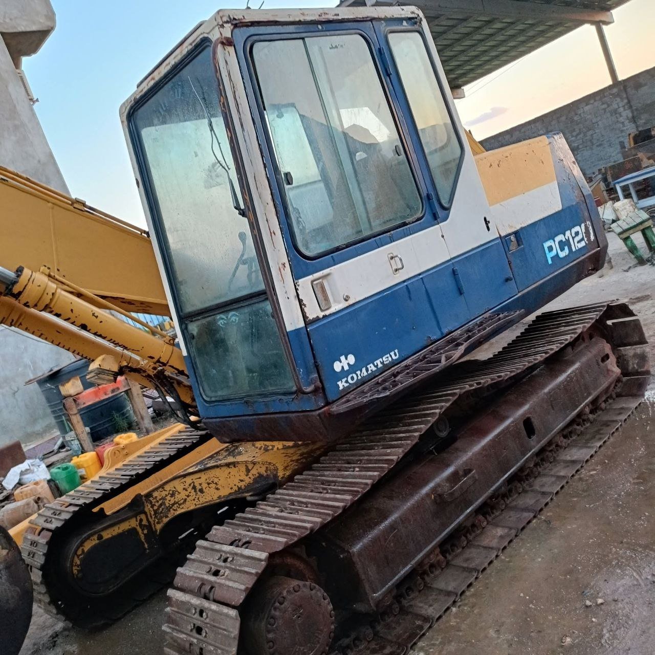 حفار كوماتسو للبيع في مصر، كوماتسو 120 موديل 2012 تواجد اسكندرية، افضل موقع لبيع المعدات الثقيلة في مصر