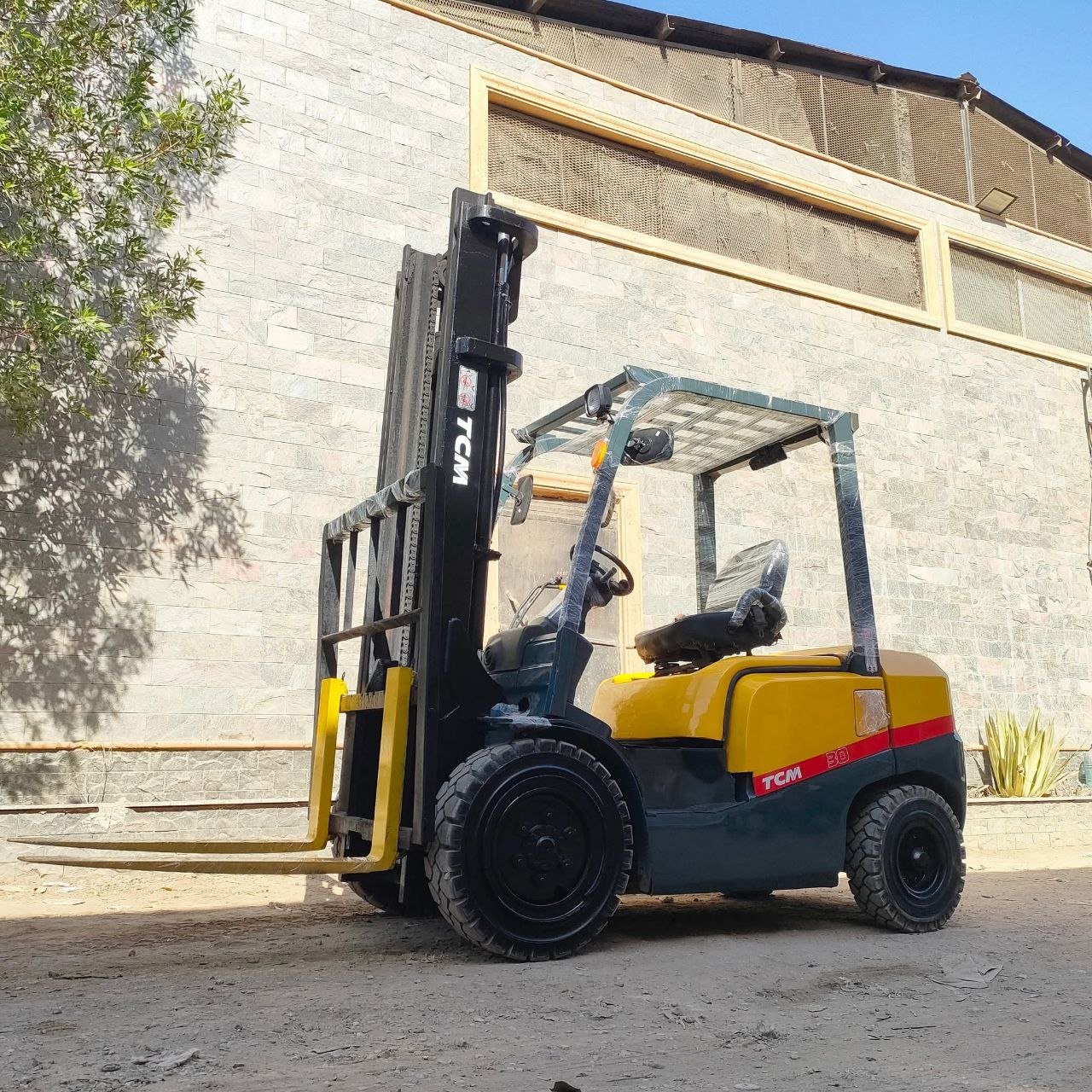 TCM excavator for sale in Egypt, TCM 102 model 2000 located in Mansoura, the best site for selling heavy equipment in Egypt