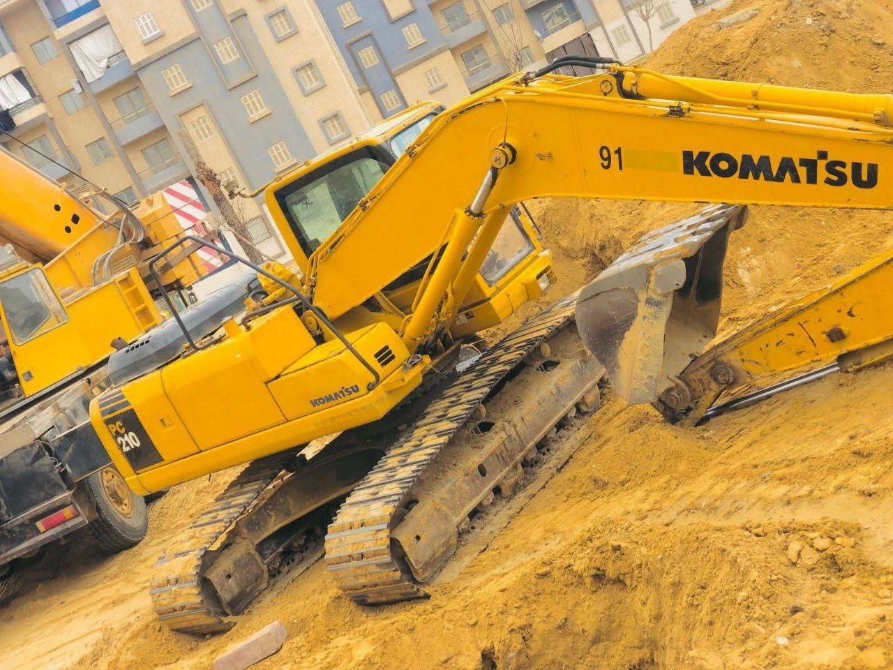 حفارة كوماتسو للبيع في مصر، كوماتسو 210 موديل 2008 تواجد المنصورة، افضل موقع لبيع المعدات الثقيلة في مصر