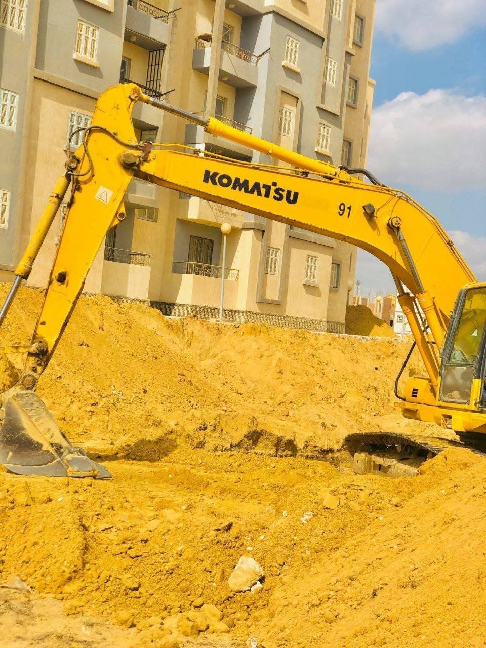Komatsu Excavator for sale in Egypt, Komatsu 210 model 2008 located in Mansoura, the best site for selling heavy equipment in Egypt