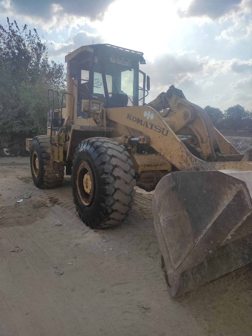 لودر كوماتسو للبيع في مصر، كوماتسو 300 موديل 1994 تواجد المنصورة، افضل موقع لبيع المعدات الثقيلة في مصر