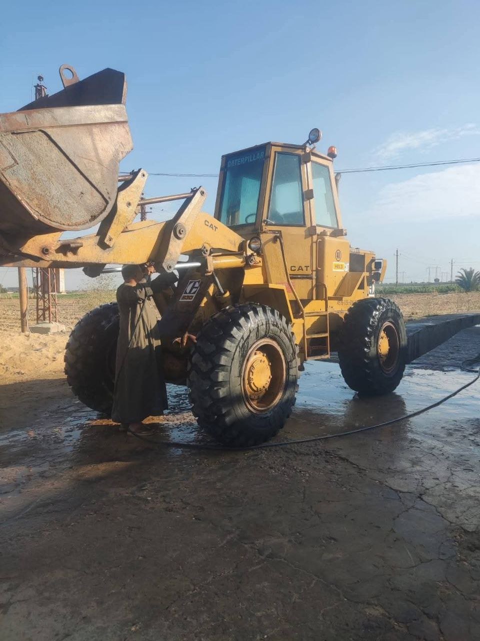 Caterpillar loader for sale in Egypt, Caterpillar 40, model 1984, located in Giza. The best site for selling heavy equipment in Egypt.
