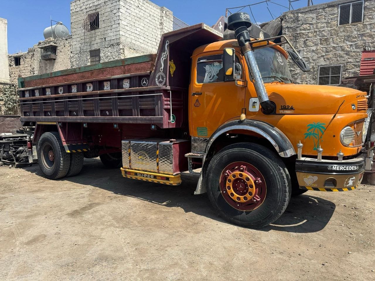 Mercedes truck for sale in Egypt, Mercedes 160, 1972 model, located in Giza, the best site for selling heavy equipment in Egypt